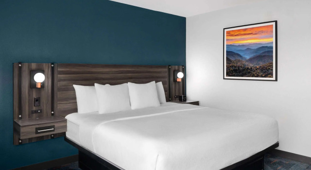 La Quinta Inn & Suites by Wyndham Greensboro NC
