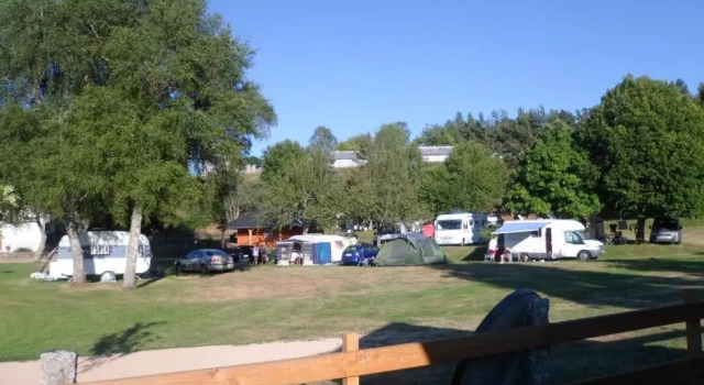 Camping Chez Prosper, Rezerwuj Pole kempingowe Hotele w Owernia z parkingiem, Parking