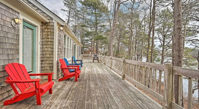 Коттедж Spacious Waterfront Falmouth Home on Jenkins Pond!