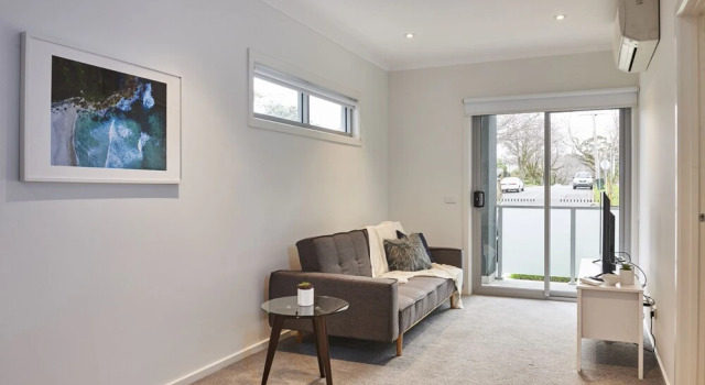 Bright and Updated 1 Bedroom Apartment, Book Apartment  