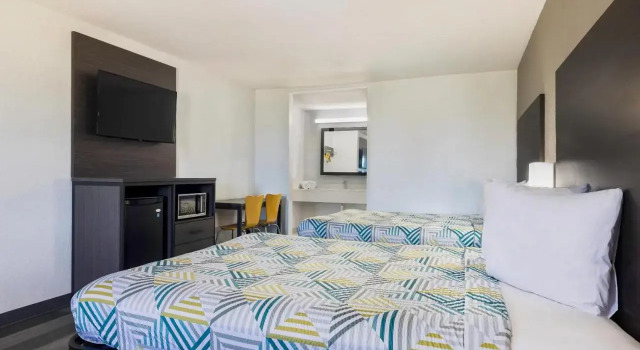 Econo Lodge Inn & Suites