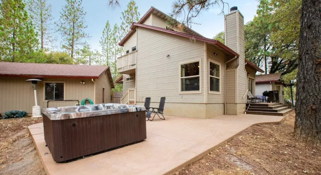 Mountain Retreat with Hot Tub & Pool Table - Just over 1 hour to Squaw Valley Resort! by RedAwning, Reserva ahora Hotel Colfax California