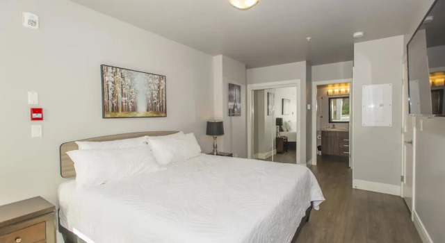 SoLo Suites, Забронировать Отель Колвуд South Vancouver Island