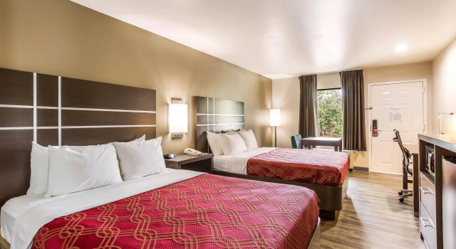 Четырёхместный номер Standard Econo Lodge Inn & Suites Murfreesboro Shopping District