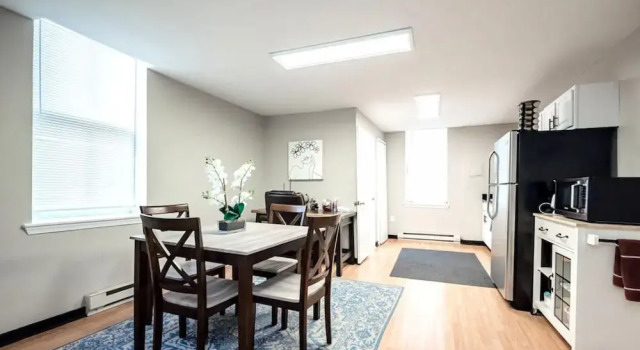 The Terrace at Park Place 2nd Floor Walk up -cozy 2 Bedroom Fast Wifi Free Coffee