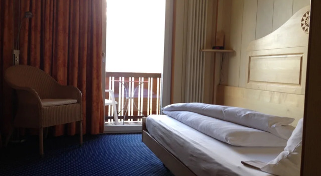 Одноместный номер Standard с балконом и с видом на горы Hotel Bellevue - Traditional Swiss Hideaway
