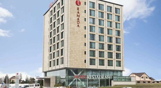 Ramada Brasov, Rezerwuj Hotel Hotele w Prahova Valley z parkingiem, Parking