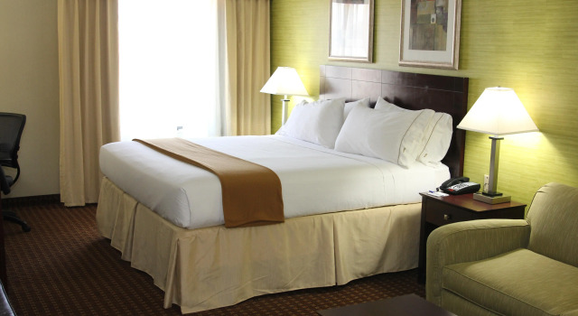 Holiday Inn Express Hotel & Suites Indianapolis W - Airport Area, Book Hotel Indianapolis Indiana