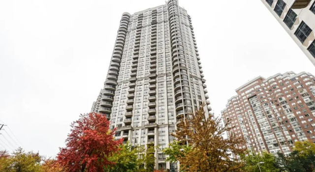 Amazing 2BR & 2BTH - Near Square One Mall, Varaa Hotelli Mississauga 