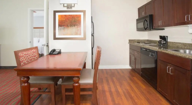 Четырёхместный номер Standard Homewood Suites Phoenix Avondale