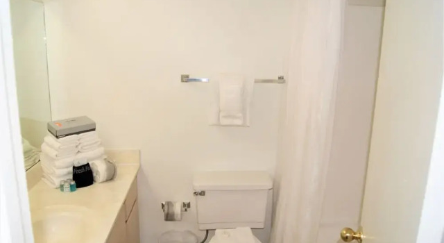 Апартаменты c 1 комнатой 232 Fully Furnished 1BR Suite-Prime Location! by RedAwning