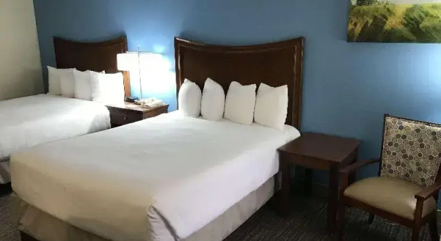 Четырёхместный номер Standard с балконом Best Western Inn & Suites Monroe