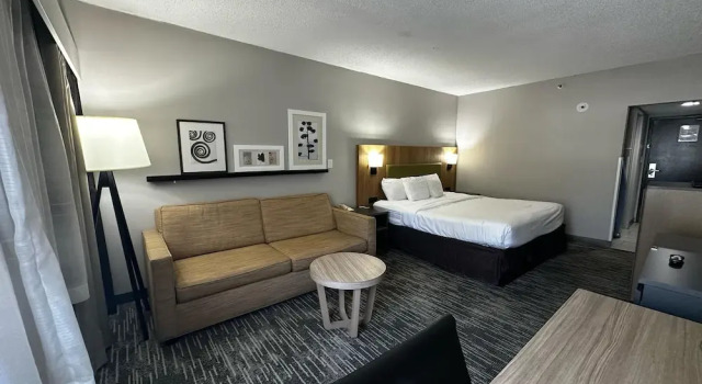 Двухместный люкс Country Inn & Suites by Radisson, Williamsburg East Busch Gardens , VA