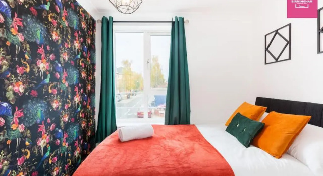 Modern 5 Bedroom Townhouse By City Centre & JQ - 9 Separate Beds, 2 Baths and Parking