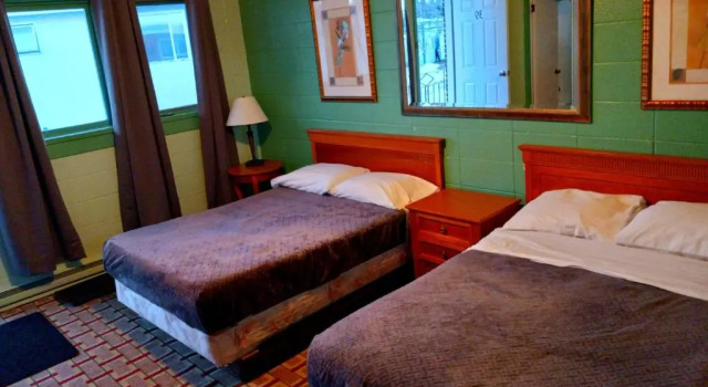 Четырёхместный номер Standard Chalet Inn Motel