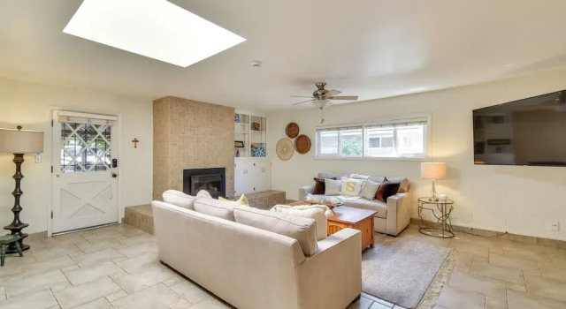 8 Mi to Dtwn: Spacious Home w/ Fire Pit in Fresno!, Book Feriehus Fresno Californien