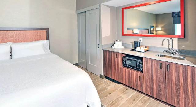 Номер Standard Hampton Inn by Hilton Ottawa Airport
