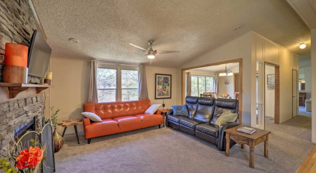 Deck + 2 Fire Pits: Riverfront Spruce Pine Rental!, Buchen Sie Ferienhaus Spruce Pine North Carolina