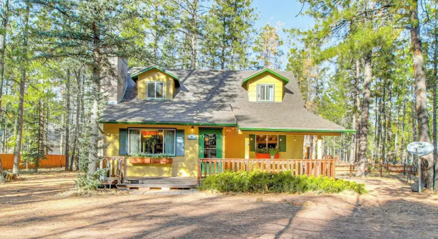 Secluded Cabin w/ Furnished Deck in Scenic Pinetop