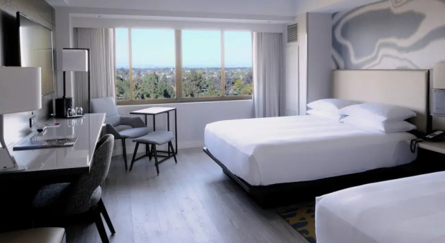 Двухместный клубный номер Standard Long Beach Marriott