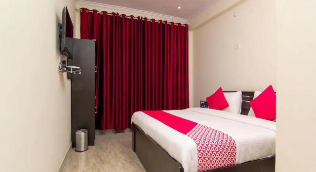 OYO 12085 The Greentown Inn, Забронировать Отель Отели Гомти Нагара с парковкой, Парковка