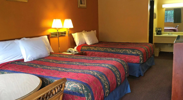 Четырёхместный номер Standard Days Inn by Wyndham York Alabama