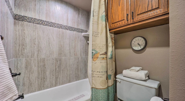 Golf Course & Lake Views: Cozy Afton Condo!, Book Lejlighed Monkey Island Oklahoma