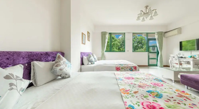Четырёхместный номер Standard с балконом и с видом на горы Regal Haven Elevator Hualien