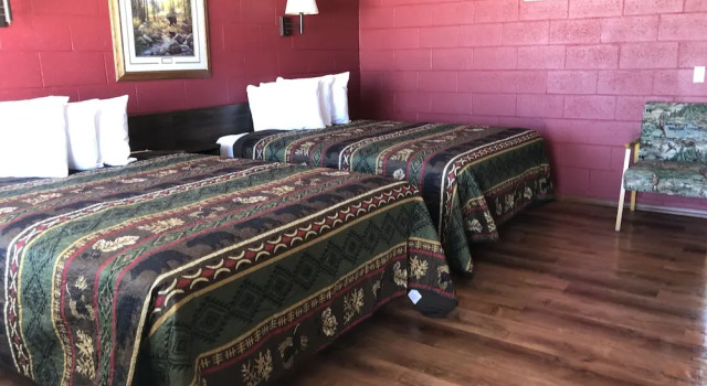 Sportsman’s Lodge, Rezervați Hotel Hoteluri în Ennis cu parcare, Parcare