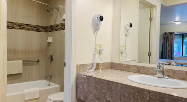 Четырёхместный номер Standard Monterey Oceanside Inn