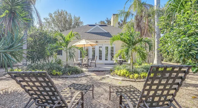 Коттедж Walk to Beach! Old Naples Escape w/ Patio & Grill