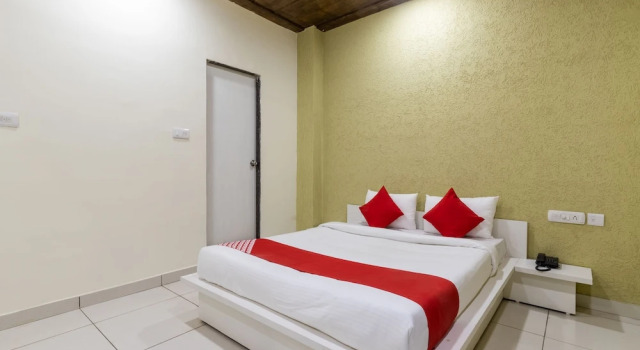 Hotel Pleasure Suites by OYO Rooms, Забронировать Отель Отели штата Махараштры 3 звезды, 3*