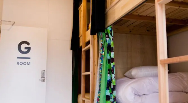 Номер Economy Hostel and Dining Tanga Table
