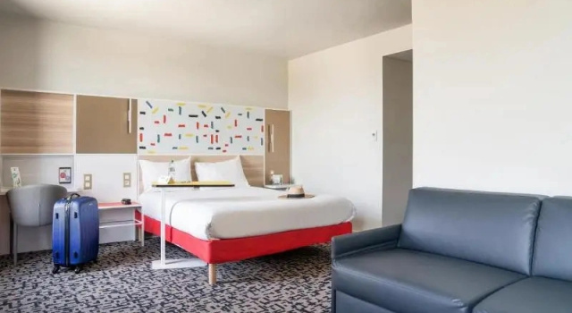 Семейный люкс с видом на город ibis Styles Versailles Guyancourt