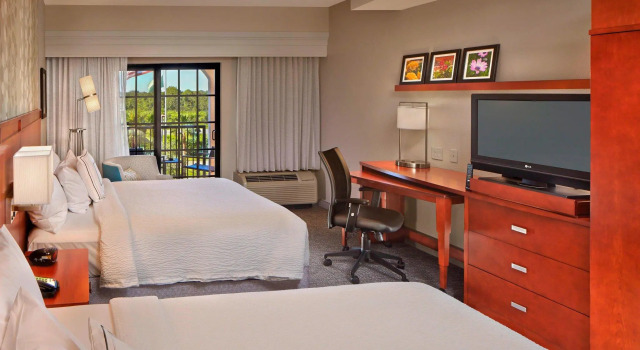 Четырёхместный номер Standard с балконом Courtyard by Marriott Stuart