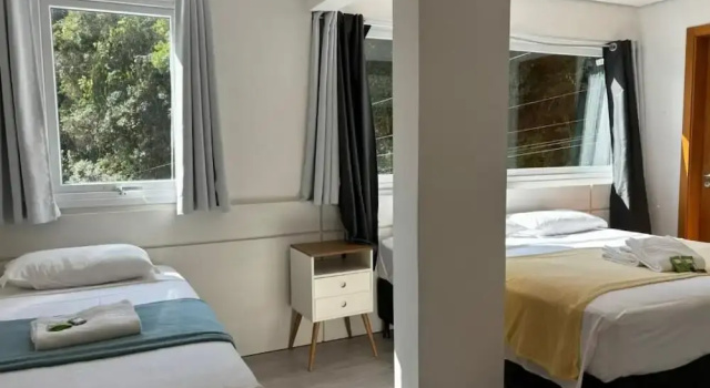 Четырёхместный номер Deluxe Hotel Golden Hills