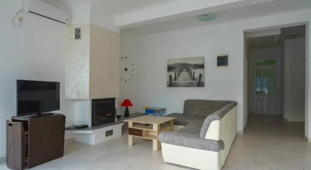 Villa KOSTA, Đặt Biệt thự Nhà tranh ở Stoliv, Nhà tranh
