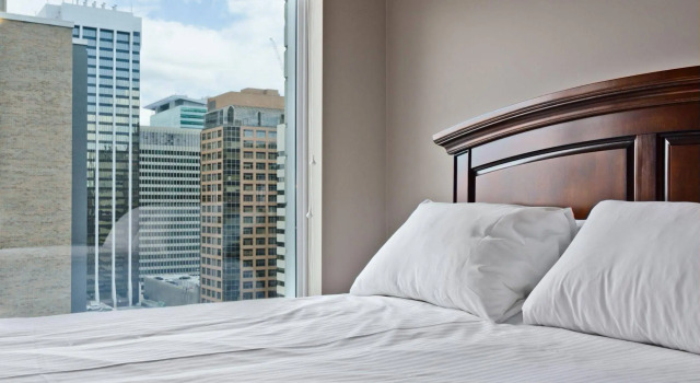 Executive Suites by Roseman - Five West, Забронировать Отель Отели Калгари 4 звезды, рядом с 7th Street C Train, 4*