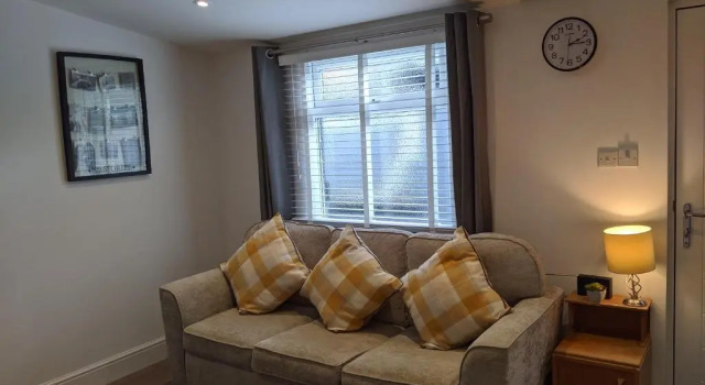 Коттедж Old Garage Lodge - Spacious Bungalow close to Deal Beach !
