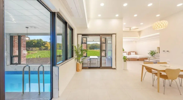 Вилла c 1 комнатой с видом на окрестности Gangneung Staydasiolgae Poolvillapension