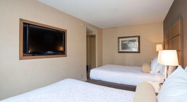 Четырёхместный номер Standard с балконом Best Western Premier Chateau Granville Hotel & Suites & Conference Centre