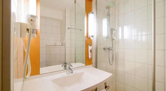 Standard Twin room ibis Utrecht