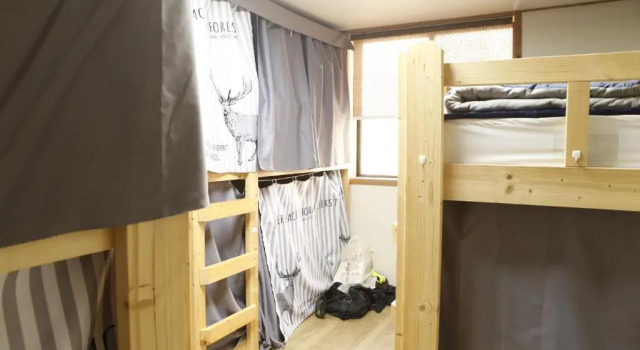 Кровать в общем номере (мужской номер) Baozen Guesthouse