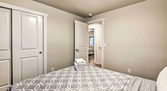 Коттедж с 6 комнатами с балконом Spacious Kent Home ~ 17 Mi to Dtwn Seattle!