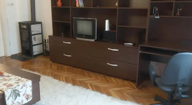 Family 4 rooms apartment in house with garden