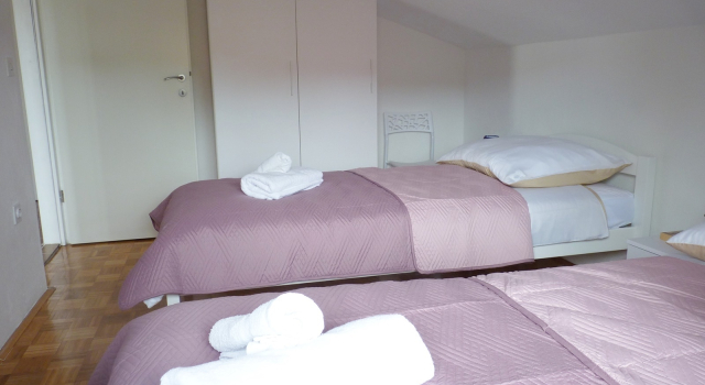 Apartment Željko - affordable and with sea view A1 Maslinica, Island Solta, Prenota Appartamento Hotel a Croatian Islands con parcheggio, Parcheggio