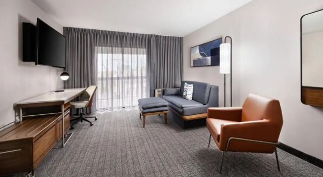 Doppel Suite 1 Schlafzimmer mit Balkon Courtyard Mobile