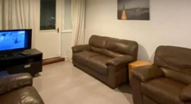 Room in Apartment - Normanton - Family Room With Balcony
