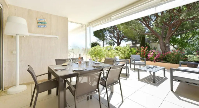 Апартаменты SERRENDY Luxury accommodation large terrace walk to the beaches