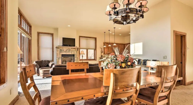 Апартаменты с 4 комнатами с балконом Crested Butte Townhome w/ Views - Steps to Lifts!